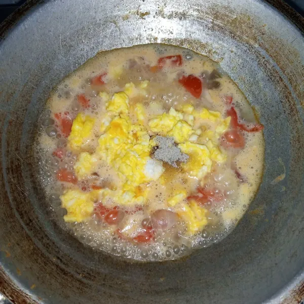 Masukkan tomat dan cabai merah. Masak sampai layu. Kemudian masukkan telur, gula, garam, lada bubuk dan air. Aduk rata. Masak sampai mendidih dan bumbu meresap.