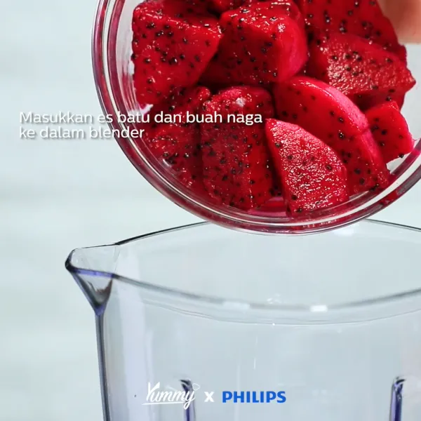 Tuang buah naga serta susu cair ke dalam Philips Blender 5000 Series dan hancurkan.