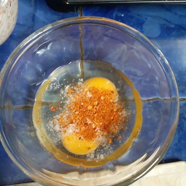 Lalu buat telur dadar. Masukkan 2 butir telur lalu, bumbu, dan bubuk cabai (boncabe) atau bisa juga dengan cabai. Setelah itu aduk sampai merata.
