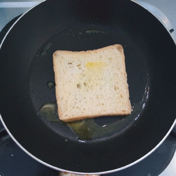 Panaskan teflon, oles dengan margarin. Kemudian panggang roti. Jangan lupa dibalik.