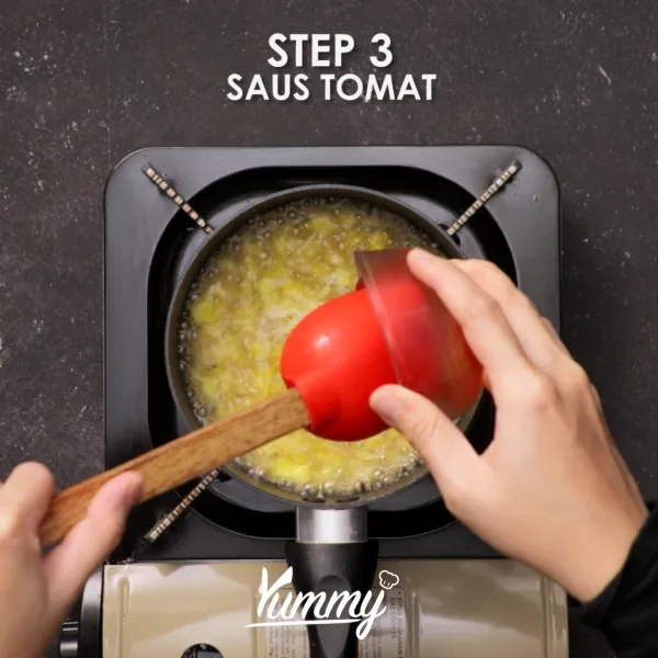 Tambahkan saus tomat dan saus sambal, aduk rata, masak hingga meletup-letup.