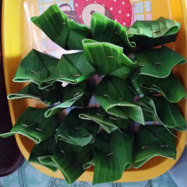 Bungkus dengan daun pisang lalu sematkan dengan lidi agar rapi. Cara lainnya bisa disajikan dalam wadah lain yang tahan panas. Kemudian kukus selama 30 menit.