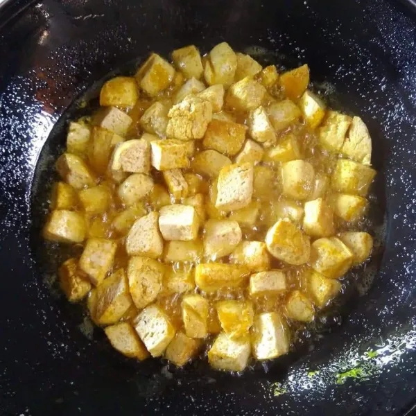 Siapkan wajan tuang minyak panaskan, goreng tahu sampai matang.