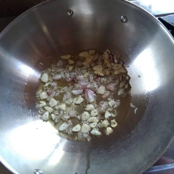 Siapkan wajan tuang minyak panaskan, tumis bawang merah dan bawang putih sampai harum.