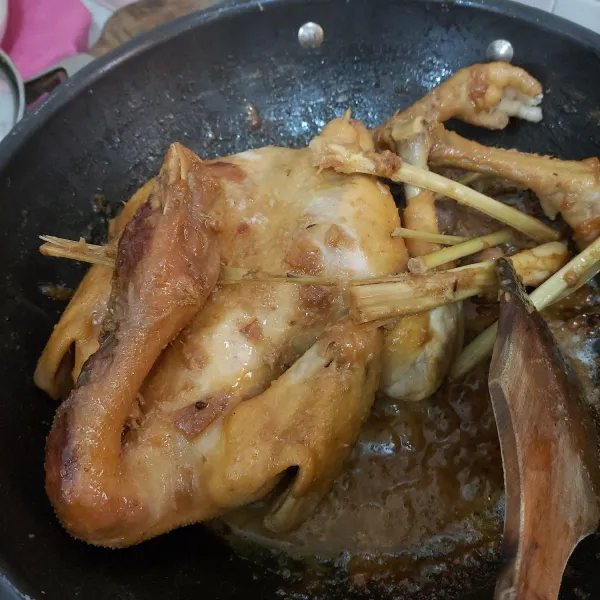 Setelah ayam bewarna coklat, angkat ayam dan siapkan panggangan.
