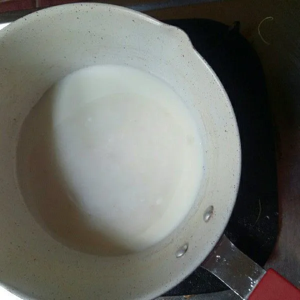 Panaskan susu dan minyak hingga hangat-hangat kuku.