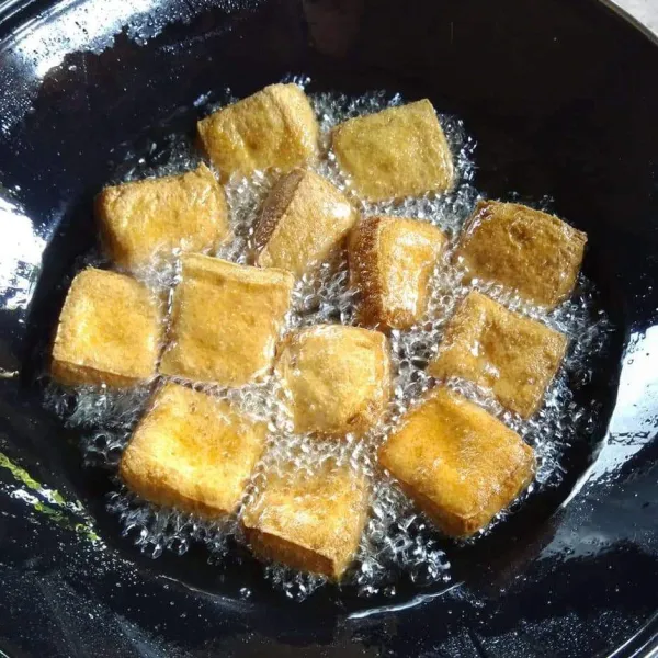 Siapkan wajan tuang minyak panaskan, goreng tahu sampai garing, angkat, tiriskan dan sisihkan.