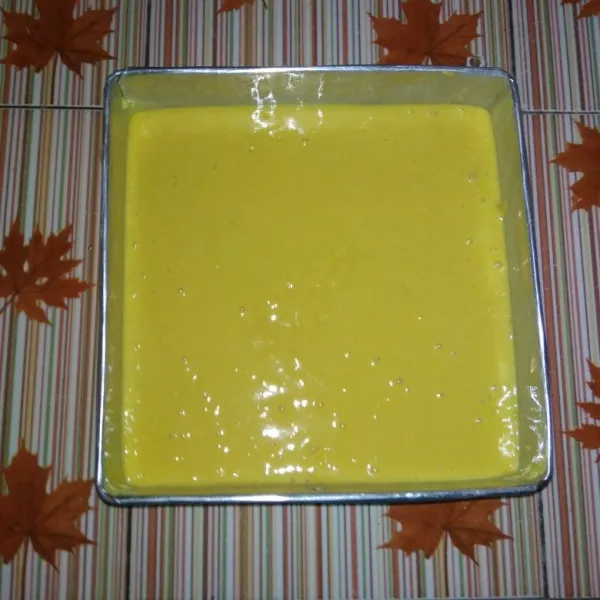 Tuang adonan kedalam cetakan yang telah di olesi margarin,  taburi keju, dan panggang hingga matang ( bisa juga dikukus)