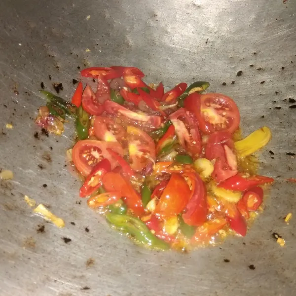 Tumis bawang merah, bawang putih, lalu masukkan cabe, jahe dan tomat. Masak sampai harum.