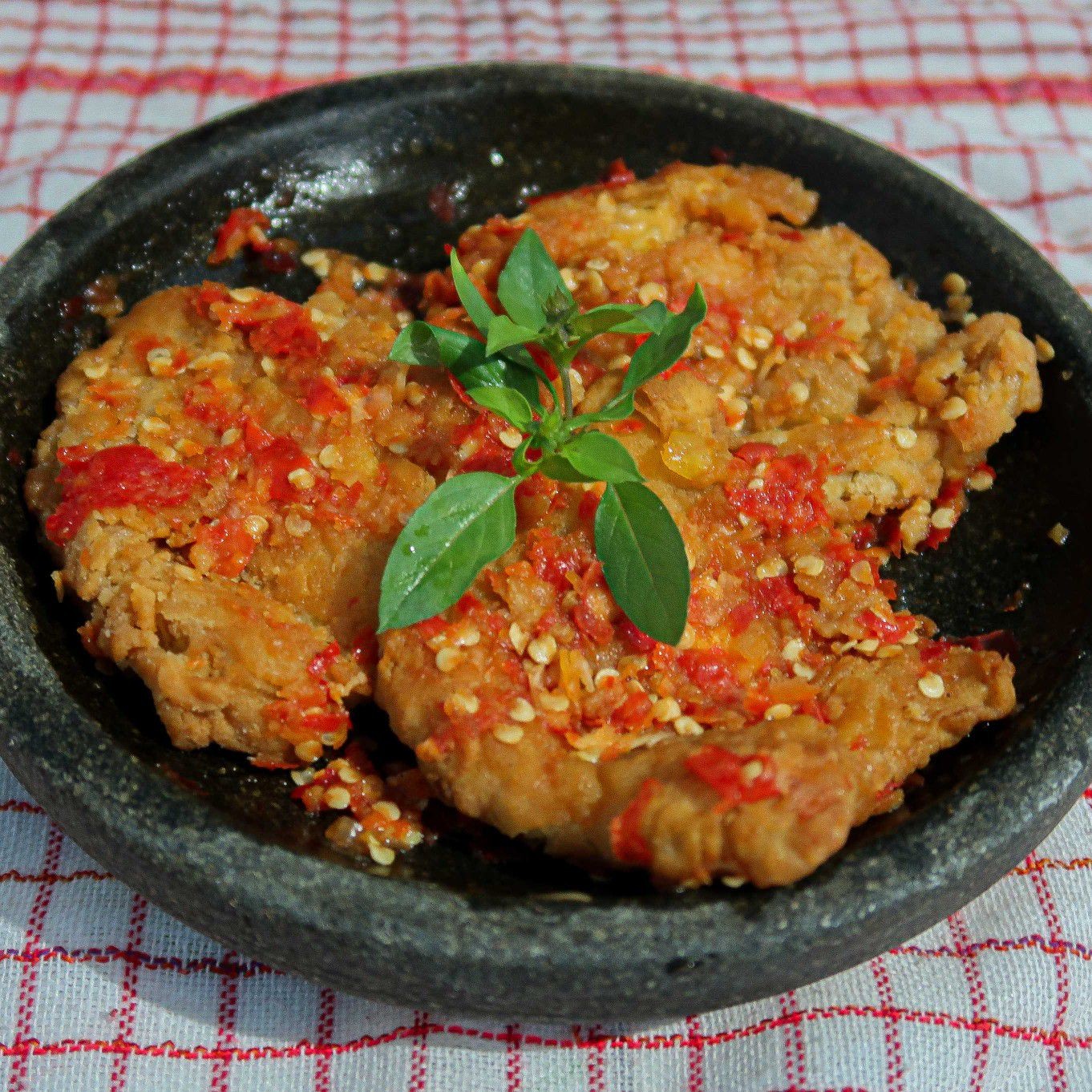 bahan-bahan masakan telur geprek dalam wadah plastik