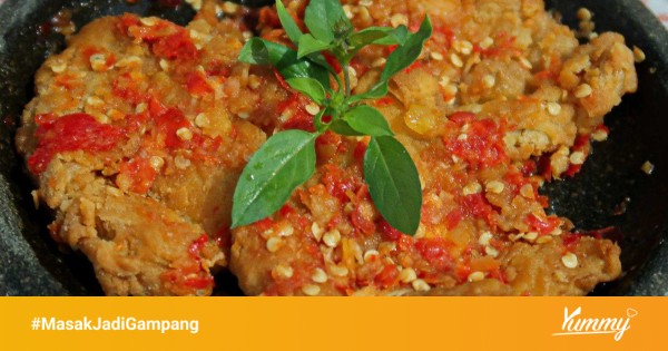 bahan-bahan masakan telur geprek dalam wadah plastik