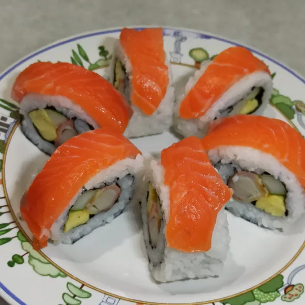 Letakan salmon slices di atas sushi, kemudian oles atau tuangkan menggunakan sendok teh (satu sendok) ke atas salmon