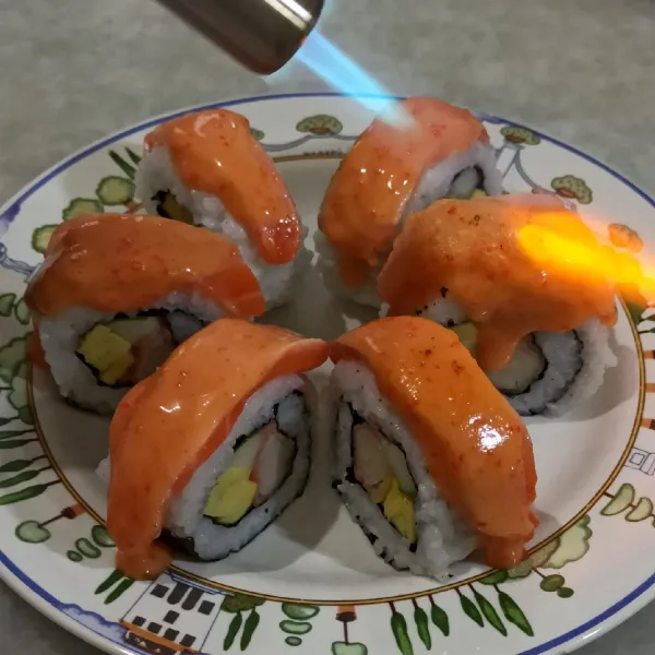 Torch dan plating. Bisa di garnish dengan tobiko atau daun bawang