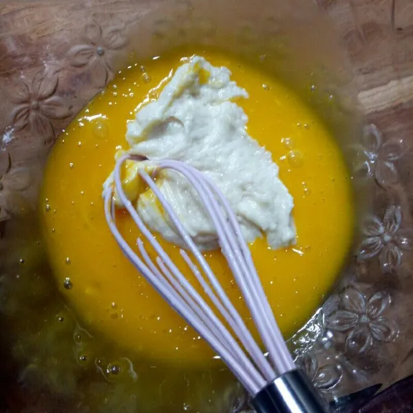 Masukkan adonan minyak, tepung, dan susu ke kuning telur kemudian aduk hingga tercampur rata.