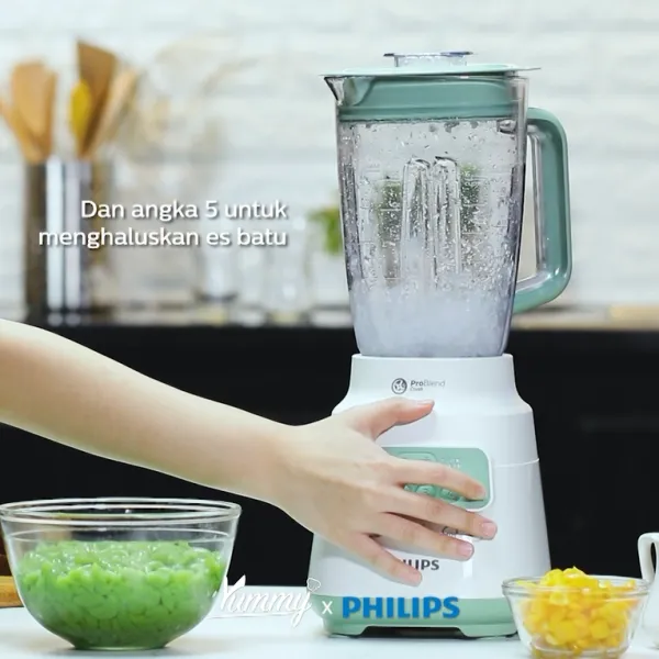 Haluskan es batu menggunakan Philips Blender 5000 Series. Tekan pulse 6-10 kali atau hingga mendapatkan tekstur halus selembut es salju.⁣⁣⁣