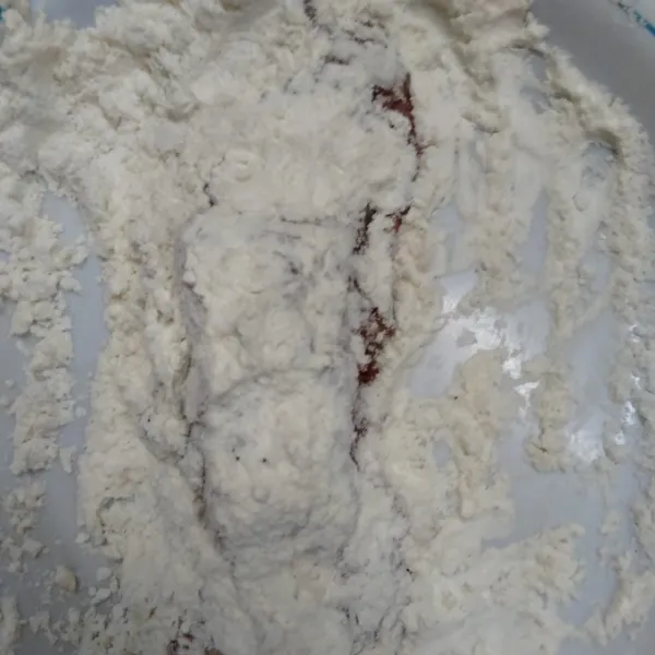 Siapkan tepung terigu, kemudian campurkan garam dan lada ke dalam tepung. Bila sudah tercampur, selimuti susunan tadi dengan tepung hingga merata. Lakukan secara hati-hati agar tidak terlepas satu sama lain.