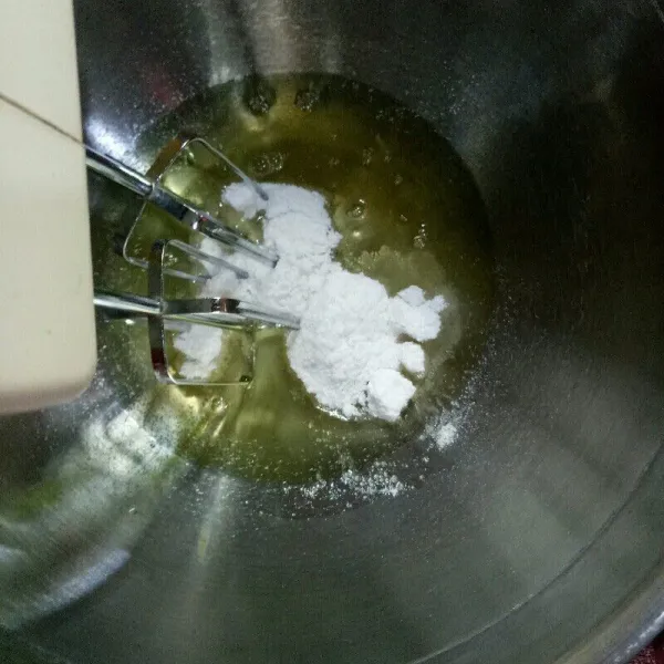 Masukkan gula dan ke dalam putih telur. Mixer hingga soft peak dengan kecepatan tinggi.