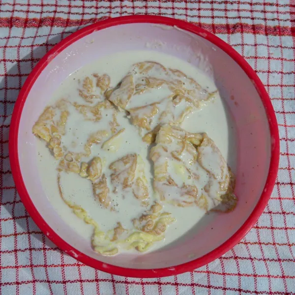 Potong telur beberapa bagian lalu masukkan telur pada tepung basah.
