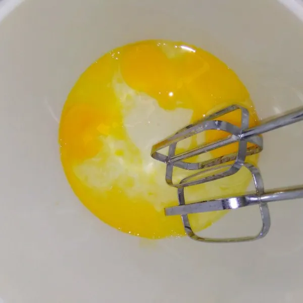 Mixer telur hingga berbusa.