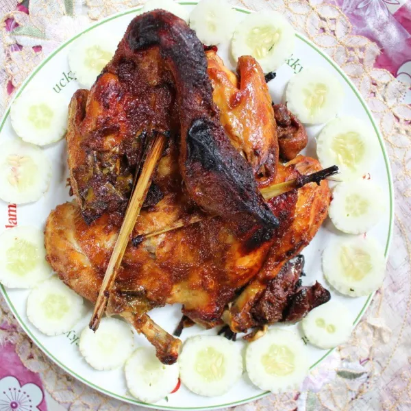 Pastikan ayam sudah berwarna golden brown, test kematangan dengan menggunakan garpu. Angkat dan sajikan.