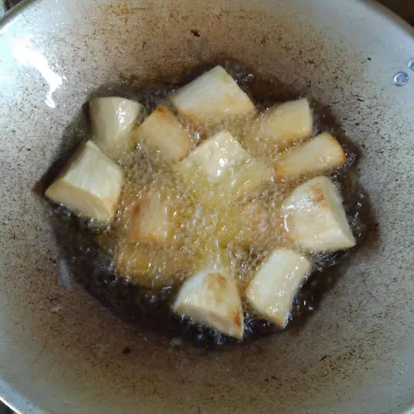 Siapkan wajan tuang minyak goreng, panaskan, goreng singkong sampai matang.