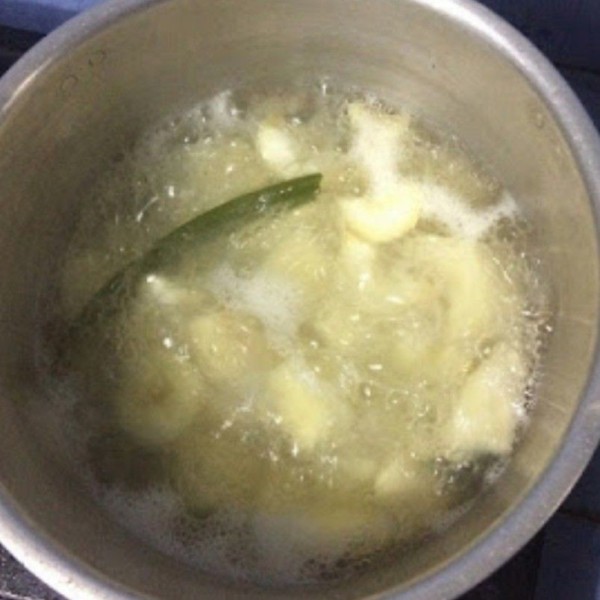 Rebus ubi dengan 1 liter air (tinggi air 2 ruas jari di atas singkong) hingga asat kurang lebih setengah