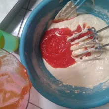 Masukkan pepaya halus kedalam adonan aduk rata dengan mixer kecepatan rendah.