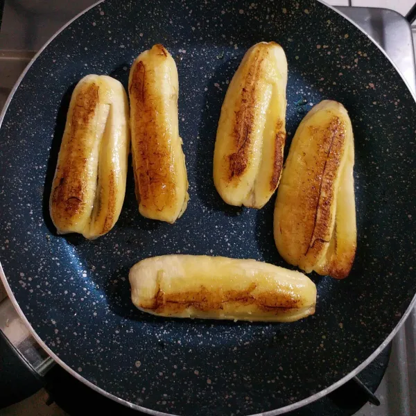 Panaskan butter, panggang pisang hingga warna kedua sisinya kecoklatan.