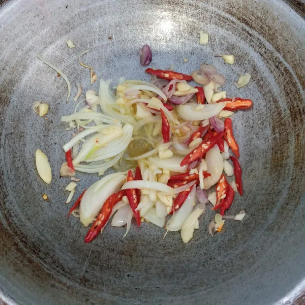 Tumis bawang merah, bawang putih, bawang bombay, dan cabai keriting sampai harum dan layu