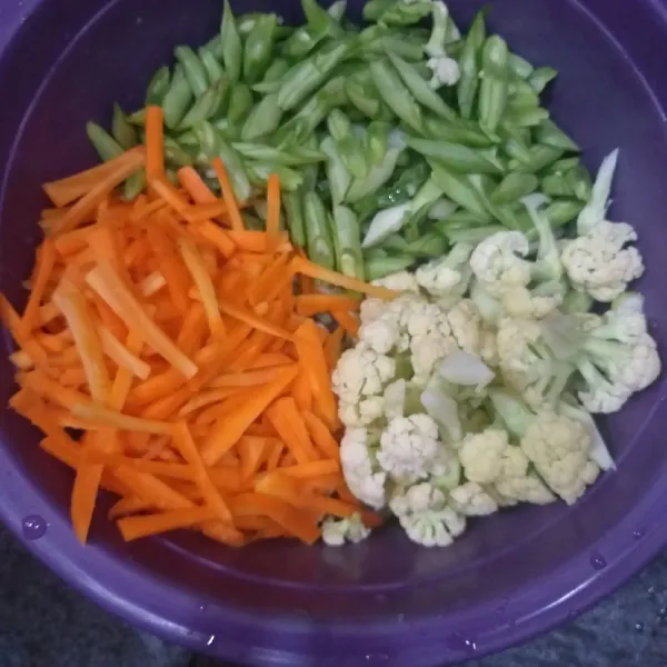 Cuci sayuran dan potong sesuai selera