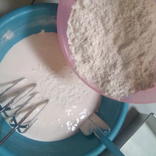 Campurkan terigu, susu bubuk dan baking powder. Kemudian aduk rata lalu masukkan kedalam adonan telur. Mixer dengan kecepatan rendah/ aduk dengan spatula.