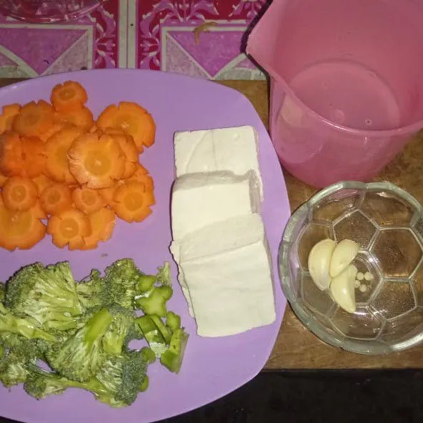 Siapkan bahan. Potong brokoli dan wortel.
