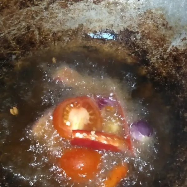 Goreng bahan sambal hingga matang.