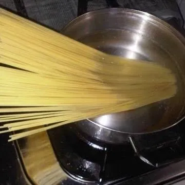 Rebus spageti dengan air , minyak, dan garam selama kurang lebih 5 -7 menit , lalu tiriskan.