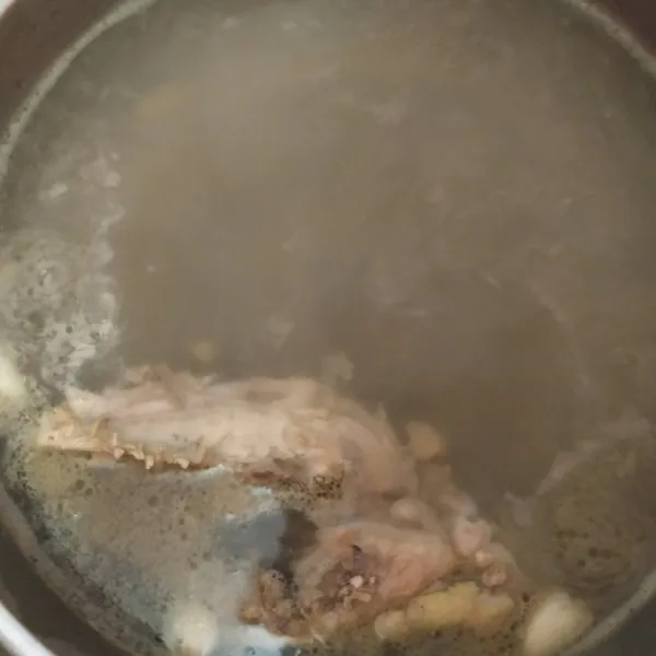 Rebus ayam dalam panci. Lalu ambil air kaldunya untuk cream sup dan sisihkan ayamnya.