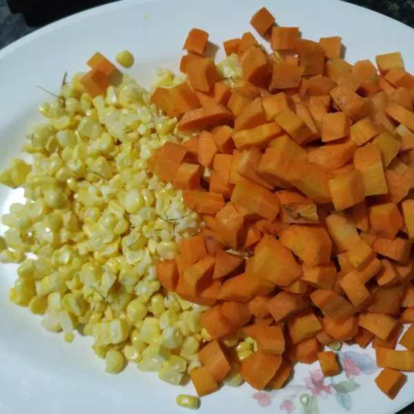 Serut jagung dan potong-potong kecil wortel.