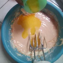 Masukkan margarin cair, kemudian aduk dengan spatula.