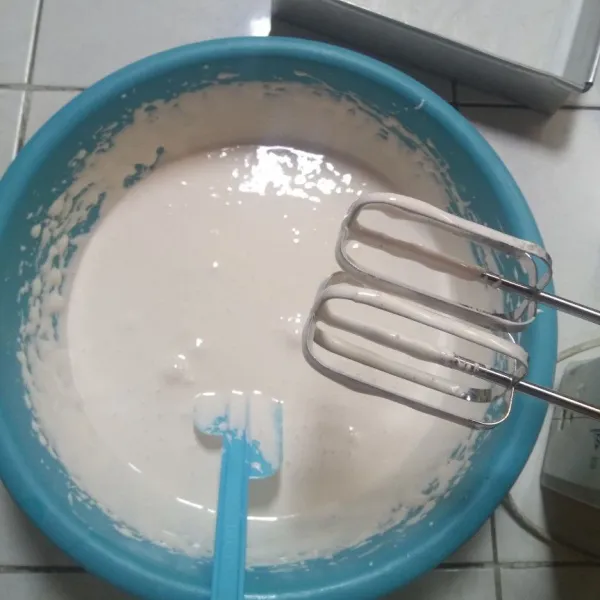 Mixer telur, gula, ovalet dan vanili sampai putih berjejak.