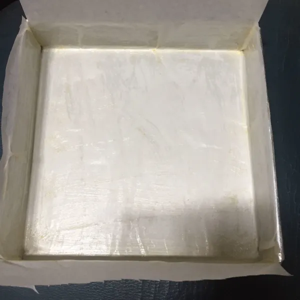 Siapkan loyang persegi ukuran 20x20x4 cm, Kemudian oles margarin, alasi kertas roti, lalu oles margarin kembali. Sisihkan