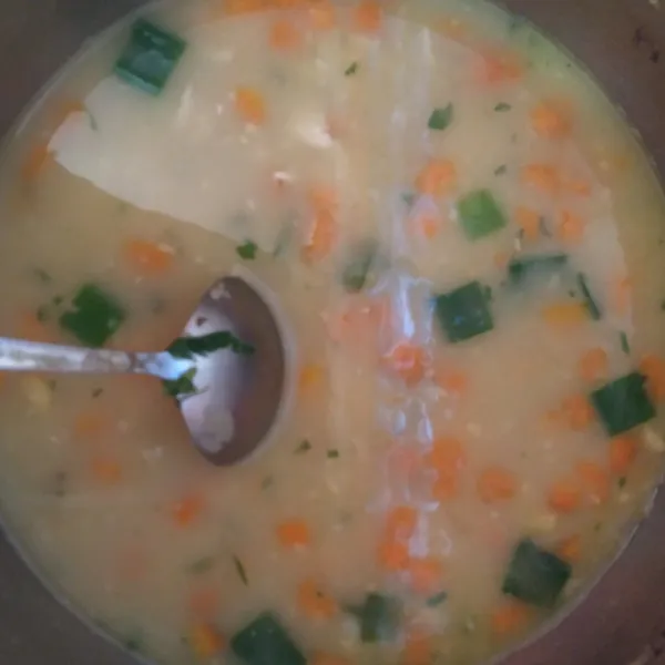 Masukkan wortel dan jagung ke dalam air kaldu. Masak sampai matang lalu masukkan bumbu halus, cream soup instan, daun prei dan juga seledri. Aduk lalu angkat dan sajikan.