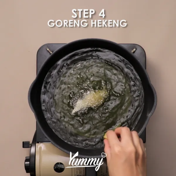 Panaskan minyak, goreng hekeng yang sudah dipotong-potong hingga kuning keemasan. Tiriskan.