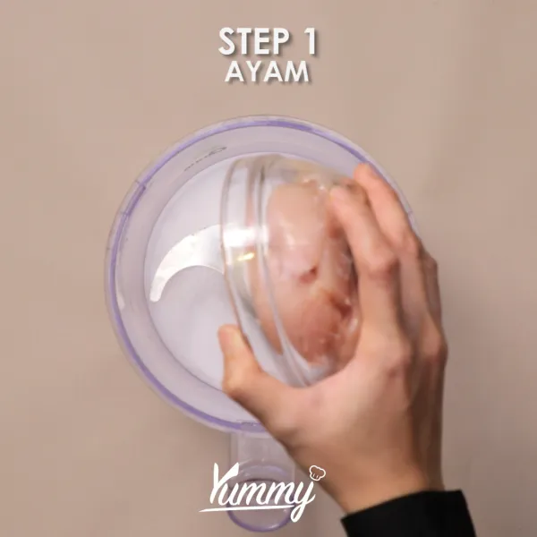 Siapkan food processor, masukkan ayam, udang, telur, wortel, daun bawang, bawang bombay, bawang putih, minyak wijen, tepung sagu, garam, gula pasir, dan lada. Proses hingga semua bahan tercampur rata.