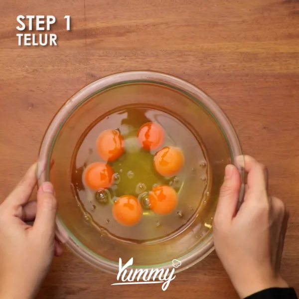 Campurkan telur dengan susu cair, bubuk bawang putih, bubuk bawang bombay, keju cheddar, keju mozzarella, garam, gula pasir, lada, daun bawang, dan pala bubuk. Kocok hingga semua bahan tercampur rata.