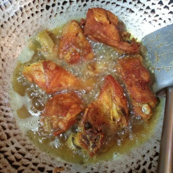 Panaskan minyak goreng lalu goreng ayam hingga kuning keemasan lalu angkat dan tiriskan.