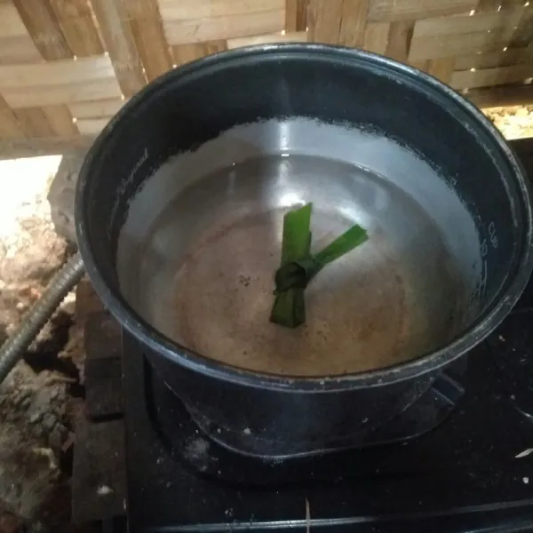 Rebus air bersama daun pandan sampai mendidih lalu masukkan kacang ijo