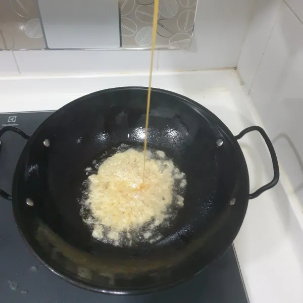 Tuangkan telur dari posisi yang tinggi.