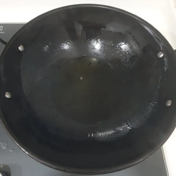 Panaskan minyak goreng sampai betul-betul panas.