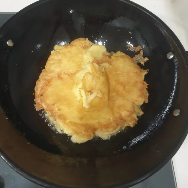 Goreng telur hingga permukaannya garing dan berwarna golden brown, angkat dan tiriskan.