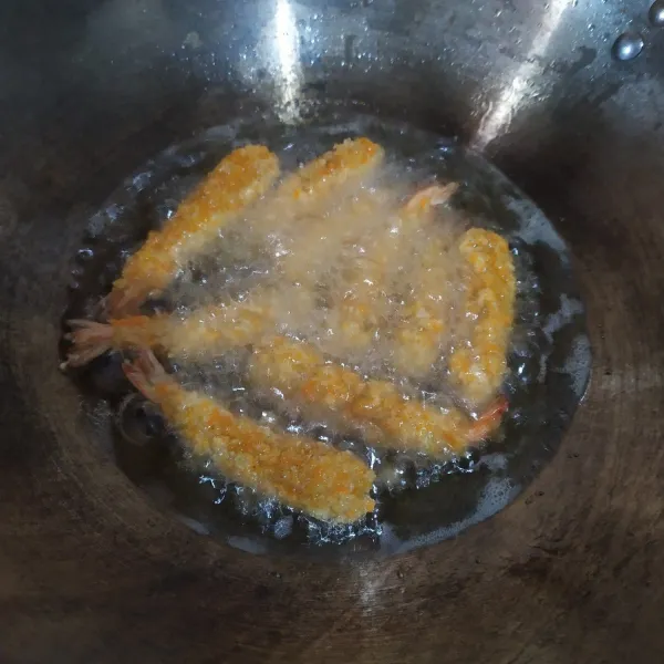 Diamkan si freezer selama 15 menit agar tepung menempel sempurna. Panaskan minyak goreng udang sampai matang, tiriskan.