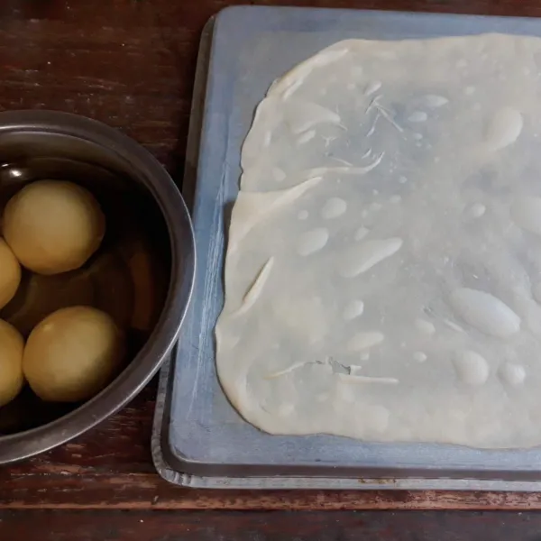 Tiriskan & pipihkan hingga tipis dengan ditekan-tekan. Kulit martabak siap digunakan.